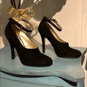 1940s vibe real suede pump with ankle strap.